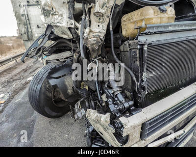 Cabine d'un camion blessé lors d'un accident. Mar 26, 2017. Crédit : Igor Golovniov/ZUMA/Alamy Fil Live News Banque D'Images