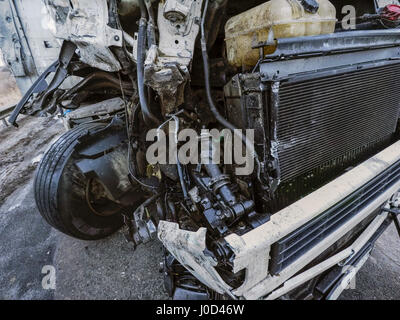 Cabine d'un camion blessé lors d'un accident. Mar 26, 2017. Crédit : Igor Golovniov/ZUMA/Alamy Fil Live News Banque D'Images