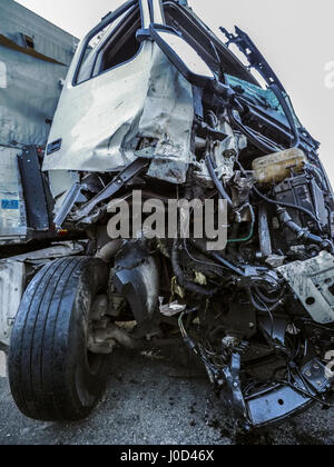 Cabine d'un camion blessé lors d'un accident. Mar 26, 2017. Crédit : Igor Golovniov/ZUMA/Alamy Fil Live News Banque D'Images