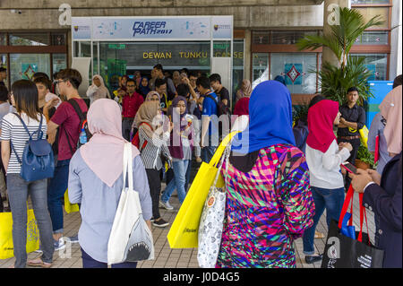 Kuala Lumpur, Malaisie. 12 avr, 2017. Les élèves fréquentent l'Université de Carrière 2017 Université de Malaya, un salon de l'emploi organisé par l'Université de Malaisie à Kuala Lumpur, Malaisie, le 12 avril 2017. 57 entreprises locales et internationales énumérées sur cette foire. Crédit : Chris Jung/ZUMA/Alamy Fil Live News Banque D'Images