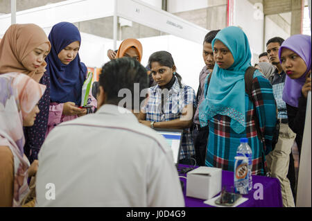 Kuala Lumpur, Malaisie. 12 avr, 2017. Les élèves fréquentent l'Université de Carrière 2017 Université de Malaya, un salon de l'emploi organisé par l'Université de Malaisie à Kuala Lumpur, Malaisie, le 12 avril 2017. 57 entreprises locales et internationales énumérées sur cette foire. Crédit : Chris Jung/ZUMA/Alamy Fil Live News Banque D'Images