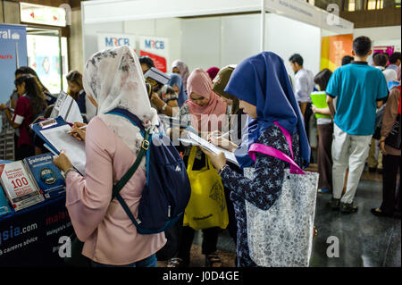 Kuala Lumpur, Malaisie. 12 avr, 2017. Les élèves fréquentent l'Université de Carrière 2017 Université de Malaya, un salon de l'emploi organisé par l'Université de Malaisie à Kuala Lumpur, Malaisie, le 12 avril 2017. 57 entreprises locales et internationales énumérées sur cette foire. Crédit : Chris Jung/ZUMA/Alamy Fil Live News Banque D'Images