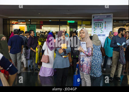 Kuala Lumpur, Malaisie. 12 avr, 2017. Les élèves fréquentent l'Université de Carrière 2017 Université de Malaya, un salon de l'emploi organisé par l'Université de Malaisie à Kuala Lumpur, Malaisie, le 12 avril 2017. 57 entreprises locales et internationales énumérées sur cette foire. Crédit : Chris Jung/ZUMA/Alamy Fil Live News Banque D'Images