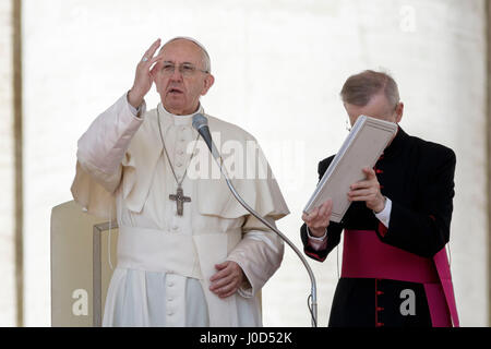 Cité du Vatican, Vatican. 12 avril, 2017. Pape Francis offre sa bénédiction qu'il célèbre son audience générale hebdomadaire sur la Place Saint Pierre dans la Cité du Vatican, Vatican. Le pape François a invité les chrétiens à contempler la Croix et de célébrer les jours saints menant à Pâques. Credit : Giuseppe Ciccia/Alamy Live News Banque D'Images