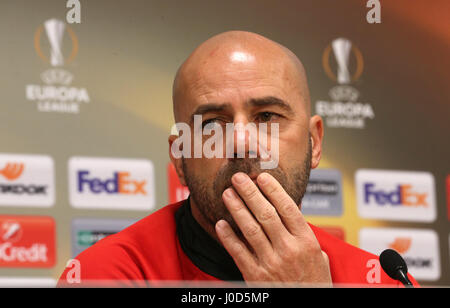 Amsterdam, Pays-Bas. 12 avr, 2017. L'entraîneur de l'Ajax Amsterdam Peter Bosz parle au cours d'une conférence de presse à l'Amsterdam-Arena à Amsterdam, Pays-Bas, 12 avril 2017. Schalke 04 joue contre l'Ajax d'Amsterdam dans la Ligue Europa match de finale le 13 avril. Photo : Ina Fassbender/dpa/Alamy Live News Banque D'Images