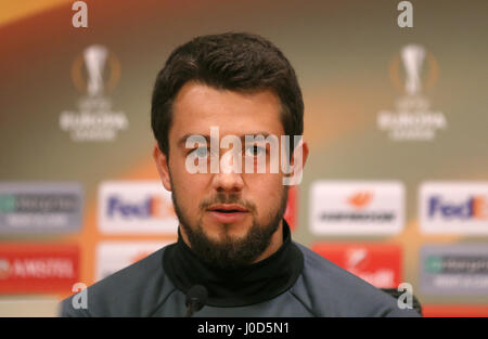 Amsterdam, Pays-Bas. 12 avr, 2017. L'Ajax Amsterdam Amin Maalouf parle au cours d'une conférence de presse à l'Amsterdam-Arena à Amsterdam, Pays-Bas, 12 avril 2017. Schalke 04 joue contre l'Ajax d'Amsterdam dans la Ligue Europa match de finale le 13 avril. Photo : Ina Fassbender/dpa/Alamy Live News Banque D'Images