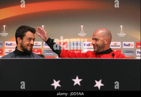 Amsterdam, Pays-Bas. 12 avr, 2017. L'Ajax Amsterdam Amin Maalouf et l'entraîneur Peter Bosz (r) la parole au cours d'une conférence de presse à l'Amsterdam-Arena à Amsterdam, Pays-Bas, 12 avril 2017. Schalke 04 joue contre l'Ajax d'Amsterdam dans la Ligue Europa match de finale le 13 avril. Photo : Ina Fassbender/dpa/Alamy Live News Banque D'Images