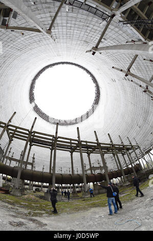 Cernobyl, Ukraine. 10 avr, 2017. Vue sur le bâtiment abandonné de la tour de refroidissement du réacteur inachevé cinquième dans la centrale nucléaire de Tchernobyl, l'Ukraine, le 10 avril 2017. Le réacteur n°4 a explosé le 26 avril 1986, crachant des nuages radioactifs à travers une grande partie de l'Europe. Credit : Ludek Perina/CTK Photo/Alamy Live News Banque D'Images