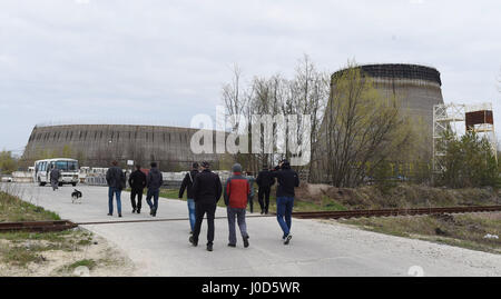 Cernobyl, Ukraine. 10 avr, 2017. Vue sur le bâtiment abandonné de la tour de refroidissement du réacteur inachevé cinquième dans la centrale nucléaire de Tchernobyl, en Ukraine le 10 avril 2017. Le réacteur n°4 a explosé le 26 avril 1986, crachant des nuages radioactifs à travers une grande partie de l'Europe. Credit : Ludek Perina/CTK Photo/Alamy Live News Banque D'Images