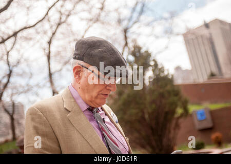 Bob Gangi annonce son intention de se présenter à la mairie de New York, à une conférence de presse devant un policier Plaza à New York le Mercredi, Avril 5, 2017. Gangi est le co-fondateur de la réforme de la police l'Organisation de projet (PROP) et est un défenseur de la politique publique axée sur les questions de police et des prisons. Gangi sera exécuté contre Bill De Blasio est titulaire il rend au jour de l'élection. (© Richard B. Levine) Banque D'Images