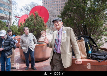 Bob Gangi annonce son intention de se présenter à la mairie de New York, à une conférence de presse devant un policier Plaza à New York le Mercredi, Avril 5, 2017. Gangi est le co-fondateur de la réforme de la police l'Organisation de projet (PROP) et est un défenseur de la politique publique axée sur les questions de police et des prisons. Gangi sera exécuté contre Bill De Blasio est titulaire il rend au jour de l'élection. (© Richard B. Levine) Banque D'Images