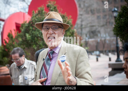 Bob Gangi annonce son intention de se présenter à la mairie de New York, à une conférence de presse devant un policier Plaza à New York le Mercredi, Avril 5, 2017. Gangi est le co-fondateur de la réforme de la police l'Organisation de projet (PROP) et est un défenseur de la politique publique axée sur les questions de police et des prisons. Gangi sera exécuté contre Bill De Blasio est titulaire il rend au jour de l'élection. (© Richard B. Levine) Banque D'Images