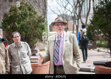 Bob Gangi annonce son intention de se présenter à la mairie de New York, à une conférence de presse devant un policier Plaza à New York le Mercredi, Avril 5, 2017. Gangi est le co-fondateur de la réforme de la police l'Organisation de projet (PROP) et est un défenseur de la politique publique axée sur les questions de police et des prisons. Gangi sera exécuté contre Bill De Blasio est titulaire il rend au jour de l'élection. (© Richard B. Levine) Banque D'Images