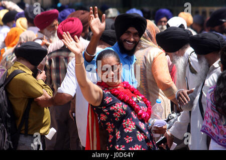 Lahore, Pakistan. 12 avr, 2017. Pèlerins Sikhs indiens vague comme ils arrivent à la gare de Wagah dans l'est du Pakistan, Lahore, le 12 avril 2017, pour célébrer le Sikh Baisakhi, ou Nouvel An. Des centaines de pèlerins sikhs de l'Inde sont arrivés au Pakistan pour célébrer les trois jours de festival Sikh Baisakhi qui commenceront à partir du 13 avril. Credit : Jamil Ahmed/Xinhua/Alamy Live News Banque D'Images