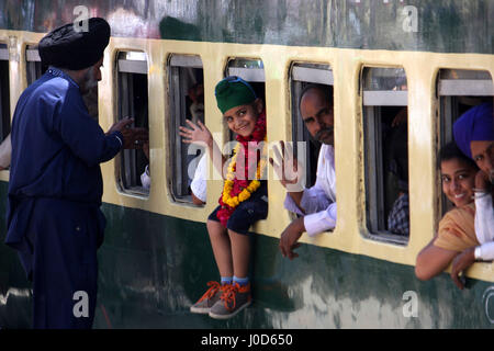 Lahore, Pakistan. 12 avr, 2017. Pèlerins Sikhs indiens d'un train d'ondes qu'ils arrivent à la gare de Wagah dans l'est du Pakistan, Lahore, le 12 avril 2017, pour célébrer le Sikh Baisakhi, ou Nouvel An. Des centaines de pèlerins sikhs de l'Inde sont arrivés au Pakistan pour célébrer les trois jours de festival Sikh Baisakhi qui commenceront à partir du 13 avril. Credit : Jamil Ahmed/Xinhua/Alamy Live News Banque D'Images