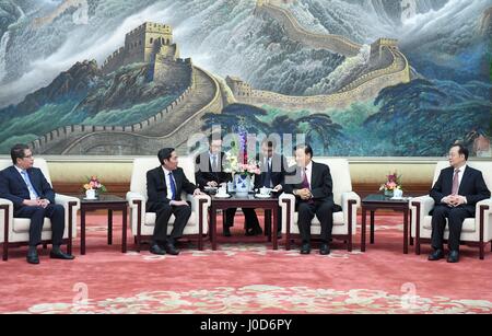 Beijing, Chine. 12 avr, 2017. Liu Yunshan (2e R), membre du Comité permanent du Bureau politique du Parti communiste chinois (PCC), le Comité central se réunit avec une délégation de la Nhan Dan (personnes) journal, la voix du Parti Communiste du Vietnam (PCV), dirigé par Thuan Huu, Nhan Dan's rédacteur en chef, à Beijing, capitale de Chine, le 12 avril 2017. Credit : Zhang Duo/Xinhua/Alamy Live News Banque D'Images