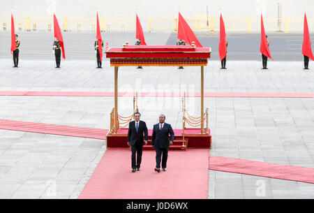 Beijing, Chine. 12 avr, 2017. Le Premier ministre chinois Li Keqiang (L) est titulaire d'une cérémonie de bienvenue pour visiter Sao Tomé-et-Principe Le Premier Ministre Patrice Trovoada avant leurs entretiens à Beijing, capitale de Chine, le 12 avril 2017. Credit : Ding Lin/Xinhua/Alamy Live News Banque D'Images