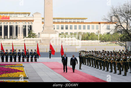 Beijing, Chine. 12 avr, 2017. Le Premier ministre chinois Li Keqiang (L, à l'avant) est titulaire d'une cérémonie de bienvenue pour visiter Sao Tomé-et-Principe Le Premier Ministre Patrice Trovoada avant leurs entretiens à Beijing, capitale de Chine, le 12 avril 2017. Credit : Ding Lin/Xinhua/Alamy Live News Banque D'Images