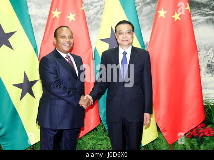 Beijing, Chine. 12 avr, 2017. Le Premier ministre chinois Li Keqiang (R), serre la main avec visite de Sao Tomé-et-Principe Le Premier Ministre Patrice Trovoada à Beijing, capitale de Chine, le 12 avril 2017. Li a eu des entretiens avec Trovoada ici mercredi. Credit : Ding Lin/Xinhua/Alamy Live News Banque D'Images