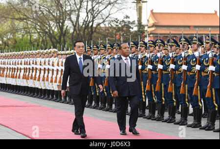 Beijing, Chine. 12 avr, 2017. Le Premier ministre chinois Li Keqiang (L) est titulaire d'une cérémonie de bienvenue pour visiter Sao Tomé-et-Principe Le Premier Ministre Patrice Trovoada avant leurs entretiens à Beijing, capitale de Chine, le 12 avril 2017. Crédit : Li Xueren/Xinhua/Alamy Live News Banque D'Images