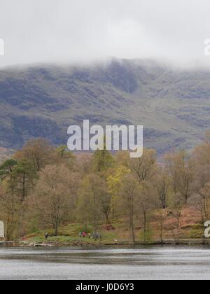 Tarn Hows près de Coniston, Cumbria, Royaume-Uni. 12 avr, 2017. Personnes bénéficiant d'une promenade autour de cette zone naturelle National Trust du quartier du lac un jour de temps couvert avec quelques averses et soleil. © DTNews/Alamy Vivre Crédit : Dan Tucker/Alamy Live News Banque D'Images