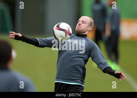 Amsterdam, Pays-Bas. 12 avr, 2017. Ajax's Davy Klaassen, à une session de formation près de l'Amsterdam Arena à Amsterdam, Pays-Bas, 12 avril 2017. Le club de l'Eredivisie néerlandaise fera face à la Bundesliga allemande du FC Schalke 04 dans la première étape de l'Europa League quart de finale à Amsterdam sur le 13 avril 2017. Photo : Ina Fassbender/dpa/Alamy Live News Banque D'Images