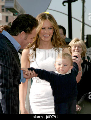 Le 16 janvier 2007 - Los Angeles, CA, USA - Mark Burnett & Melania Trump & son fils Barron.L'atout de Donald reçoit une étoile sur le Hollywood Walk of Fame.Los Angeles, CA.16 Janvier 2007.Â©2007 Kathy Hutchins / Hutchins Photo. (Crédit Image : © Kathy Hutchins/via Zuma Zuma via fil Wire) Banque D'Images