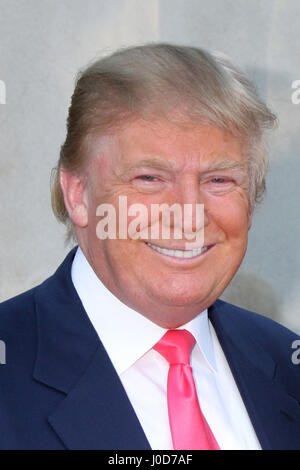 25 juillet 2010 - Los Angeles, CA, USA - LOS ANGELES - jan 24 : Donald Trump arrive à la 12e édition annuelle de la Fondation HollyRod DesignCare BurkleÃ•Ron à Green Acres Estate sur s24 juillet 2010 à Los Angeles, CA (crédit Image : © Kathy Hutchins/via Zuma Zuma via fil Wire) Banque D'Images