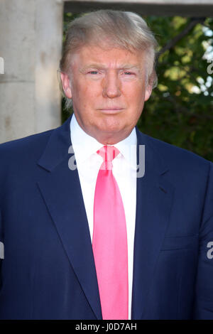 24 juillet 2010 - Los Angeles, CA, USA - LOS ANGELES - jan 24 : Donald Trump arrive à la 12e édition annuelle de la Fondation HollyRod DesignCare BurkleÃ•Ron à Green Acres Estate sur s24 juillet 2010 à Los Angeles, CA (crédit Image : © Kathy Hutchins/via Zuma Zuma via fil Wire) Banque D'Images