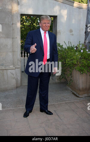 24 juillet 2010 - Los Angeles, CA, USA - LOS ANGELES - jan 24 : Donald Trump arrive à la 12e édition annuelle de la Fondation HollyRod DesignCare BurkleÃ•Ron à Green Acres Estate sur s24 juillet 2010 à Los Angeles, CA (crédit Image : © Kathy Hutchins/via Zuma Zuma via fil Wire) Banque D'Images