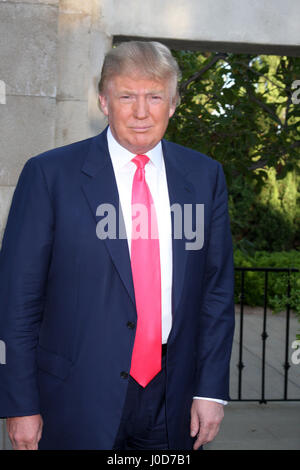 24 juillet 2010 - Los Angeles, CA, USA - LOS ANGELES - jan 24 : Donald Trump arrive à la 12e édition annuelle de la Fondation HollyRod DesignCare BurkleÃ•Ron à Green Acres Estate sur s24 juillet 2010 à Los Angeles, CA (crédit Image : © Kathy Hutchins/via Zuma Zuma via fil Wire) Banque D'Images