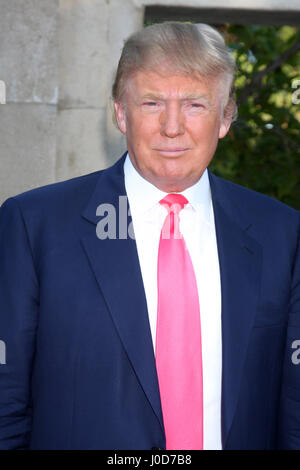 24 juillet 2010 - Los Angeles, CA, USA - LOS ANGELES - jan 24 : Donald Trump arrive à la 12e édition annuelle de la Fondation HollyRod DesignCare BurkleÃ•Ron à Green Acres Estate sur s24 juillet 2010 à Los Angeles, CA (crédit Image : © Kathy Hutchins/via Zuma Zuma via fil Wire) Banque D'Images