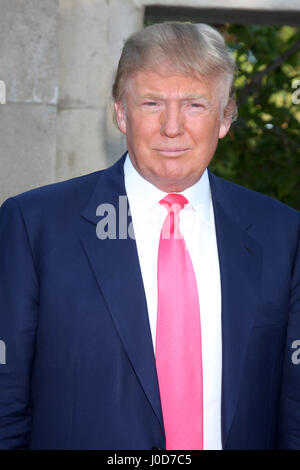 24 juillet 2010 - Los Angeles, CA, USA - LOS ANGELES - jan 24 : Donald Trump arrive à la 12e édition annuelle de la Fondation HollyRod DesignCare BurkleÃ•Ron à Green Acres Estate sur s24 juillet 2010 à Los Angeles, CA (crédit Image : © Kathy Hutchins/via Zuma Zuma via fil Wire) Banque D'Images