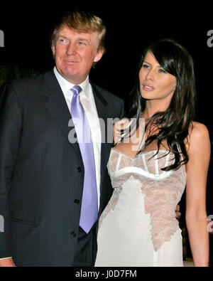 Los Angeles, CA, USA. Feb 29, 2004. 2004 KATHY HUTCHINS /HUTCHINS PHOTO.VANITY FAIR OSCAR PARTY.RESTAURANT MORTONS.WEST HOLLYWOOD, CA .Le 29 février 2004 .L'atout de Donald ET LA DATE. Credit : Kathy Hutchins/via Zuma Zuma/fil Wire/Alamy Live News Banque D'Images