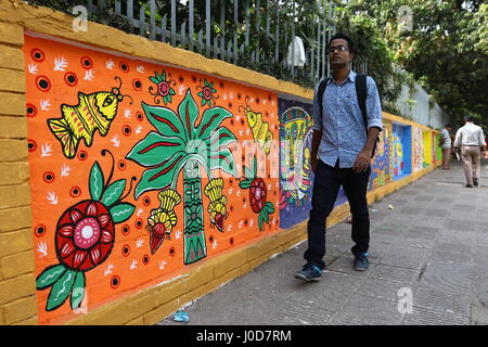 Dhaka, Bangladesh. 12 avr, 2017. Dhaka 12 avril 2017. Les gens à pied passé colorful wall art traditionnel bengali à l'occasion de la nouvelle année 1424, Bangla (Pohela Boishakh) célébration en l'Institut des beaux-arts de Dhaka, Bangladesh. Pohela Boishakh ou Bengali Nouvel An est le premier jour du calendrier Bengali, célébrée le 14 avril au Bangladesh. Banque D'Images