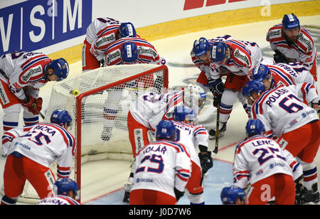 Chomutov, République tchèque. 12 avr, 2017. Circonscrire les joueurs tchèque Pavel Francouz gardien lors de l'Euro Hockey Challenge match République tchèque contre la Norvège à Chomutov, République tchèque, le 12 avril 2015. Credit : Libor Zavoral/CTK Photo/Alamy Live News Banque D'Images