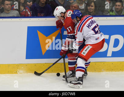 Chomutov, République tchèque. 12 avr, 2017. Stefan Brun (NI), gauche, et Roman Horak (CZE) en action au cours de l'Euro Hockey Challenge match République tchèque contre la Norvège à Chomutov, République tchèque, le 12 avril 2015. Credit : Libor Zavoral/CTK Photo/Alamy Live News Banque D'Images