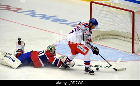 Chomutov, République tchèque. 12 avr, 2017. Gardien Lars Haugen (NI), gauche, et Tomas Zohorna (CZE) en action au cours de l'Euro Hockey Challenge match République tchèque contre la Norvège à Chomutov, République tchèque, le 12 avril 2015. Credit : Libor Zavoral/CTK Photo/Alamy Live News Banque D'Images