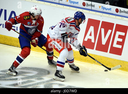 Chomutov, République tchèque. 12 avr, 2017. Magnus Brekke Henriksen (NI), gauche, et Tomas Zohorna (CZE) en action au cours de l'Euro Hockey Challenge match République tchèque contre la Norvège à Chomutov, République tchèque, le 12 avril 2015. Credit : Libor Zavoral/CTK Photo/Alamy Live News Banque D'Images