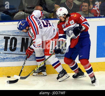 Chomutov, République tchèque. 12 avr, 2017. Milan Doudera (CZE), à gauche, et Thomas Valkvae Olsen (NI) en action au cours de l'Euro Hockey Challenge match République tchèque contre la Norvège à Chomutov, République tchèque, le 12 avril 2015. Credit : Libor Zavoral/CTK Photo/Alamy Live News Banque D'Images