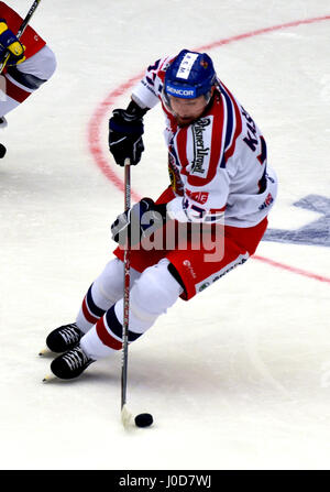 Chomutov, République tchèque. 12 avr, 2017. Lukas Kaspar (CZE) en action au cours de l'Euro Hockey Challenge match République tchèque contre la Norvège à Chomutov, République tchèque, le 12 avril 2015. Credit : Libor Zavoral/CTK Photo/Alamy Live News Banque D'Images