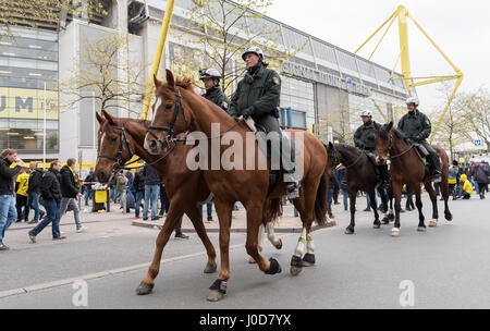 Dortmund, Allemagne. 12 avr, 2017. Les agents de la police montée en face du stade de l'avant de la première manche de la Ligue des Champions match de quart de finale entre le Borussia Dortmund et l'AS Monaco dans le Signal Iduna Park de Dortmund, Allemagne, 12 avril 2017. Photo : Guido Kirchner/dpa/Alamy Live News Banque D'Images