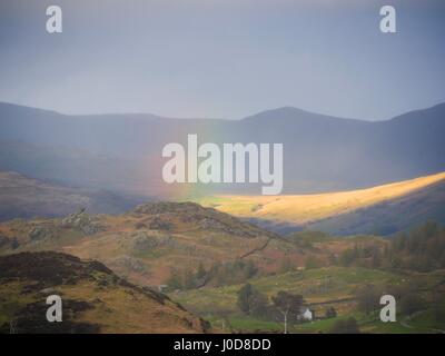 Holme est tombé près de Coniston, Cumbria, Royaume-Uni. 12 avr, 2017. Le temps couvert a brefs aperçus de la fin de l'après-midi du soleil baignant les montagnes du Lake District. © DTNews/Alamy Vivre Crédit : Dan Tucker/Alamy Live News Banque D'Images