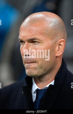 12.04.2017, Fussball Champions-League 2016/2017, Viertelfinale Hinspiel, FC Bayern Munich - Real Madrid, dans der Allianz-Arena München. Trainer Zinedine Zidane (Real Madrid) nachdenklich. Photo : Cronos/MIS Banque D'Images