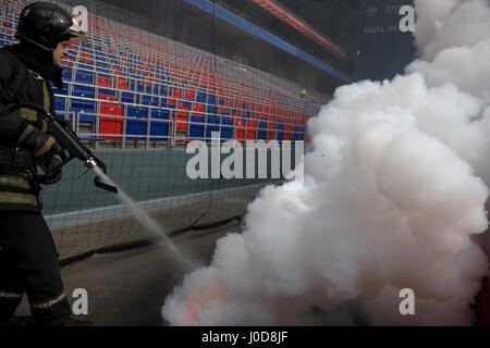 Moscou, Russie. 12 avr, 2017. Exercice d'incendie du ministère des urgences au CSKA Moscou en arène Crédit : Nikolay Vinokourov/Alamy Live News Banque D'Images