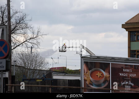 Londres, Royaume-Uni. 12 avril 2017. Douze pompiers et autour de 80 pompiers et policiers ont été appelés à un grand incendie à un marchand de constructeurs Brant Park Road, Brent Cross cet après-midi. Deux appareils aériens étaient également sur les lieux pour aider à lutter contre l'incendie à partir de ci-dessus. Un atelier de travail du bois mesurant environ 100 mètres par 20 mètres, fut gravement endommagée par l'incendie. ©Peter Manning/Alamy Live News Banque D'Images