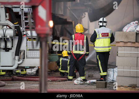 Londres, Royaume-Uni. 12 avril 2017. Douze pompiers et autour de 80 pompiers et policiers ont été appelés à un grand incendie à un marchand de constructeurs Brant Park Road, Brent Cross cet après-midi. Deux appareils aériens étaient également sur les lieux pour aider à lutter contre l'incendie à partir de ci-dessus. Un atelier de travail du bois mesurant environ 100 mètres par 20 mètres, fut gravement endommagée par l'incendie. ©Peter Manning/Alamy Live News Banque D'Images