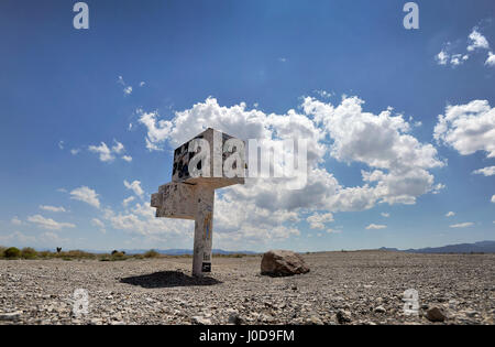 Rachel, Nevada, USA. 5e août, 2014. La célèbre boîte noire se tient le long de la route 375 Nevada ou l'autoroute de l'extraterrestre, le 5 août 2014 près de Rachel, Nevada. La boîte aux lettres, qui est maintenant blanc et administré par un éleveur local, est l'endroit où les observateurs d'OVNIS comme pour recueillir la nuit et recherchez le ciel au-dessus de Groom Lake pour les ovnis et d'autres lumières mystérieuses. Crédit : David Becker/ZUMA/Alamy Fil Live News Banque D'Images