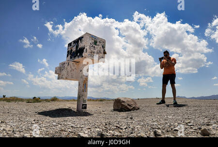 Rachel, Nevada, USA. 5e août, 2014. -Floris Otten, des Pays-Bas photographies la célèbre boîte aux lettres noires le long de l'autoroute 375 Nevada ou l'autoroute de l'extraterrestre, le 5 août 2014 près de Rachel, Nevada. La boîte aux lettres, qui est maintenant blanc et administré par un éleveur local, est l'endroit où les observateurs d'OVNIS comme pour recueillir la nuit et recherchez le ciel au-dessus de Groom Lake pour les ovnis et d'autres lumières mystérieuses. Otten ainsi que d'autres touristes, visité des sites liés la super base militaire secrète, connue sous le nom de Area 51, et ses théories du complot à propos des êtres extraterrestres et OVNI des vaisseaux spatiaux. (Crédit Image : © Banque D'Images