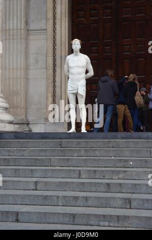 Amnesty International, la Cathédrale St Paul et l'artiste de renom Mark Wallinger collaborent pour mettre en évidence la situation de tous ceux actuellement en prison, la souffrance la torture ou risque d'être exécuté en raison de leurs convictions politiques, religieuses ou autres croyances-consciencieusement. La figure de pierre de marbre blanc se trouve en face de paternoster square, avec les mains liées, le conchie exprime une triste résignation à l'ignorant les actions de ses compagnons opressive l'humanité, de crédit : Philip Robins/Alamy Live News Banque D'Images